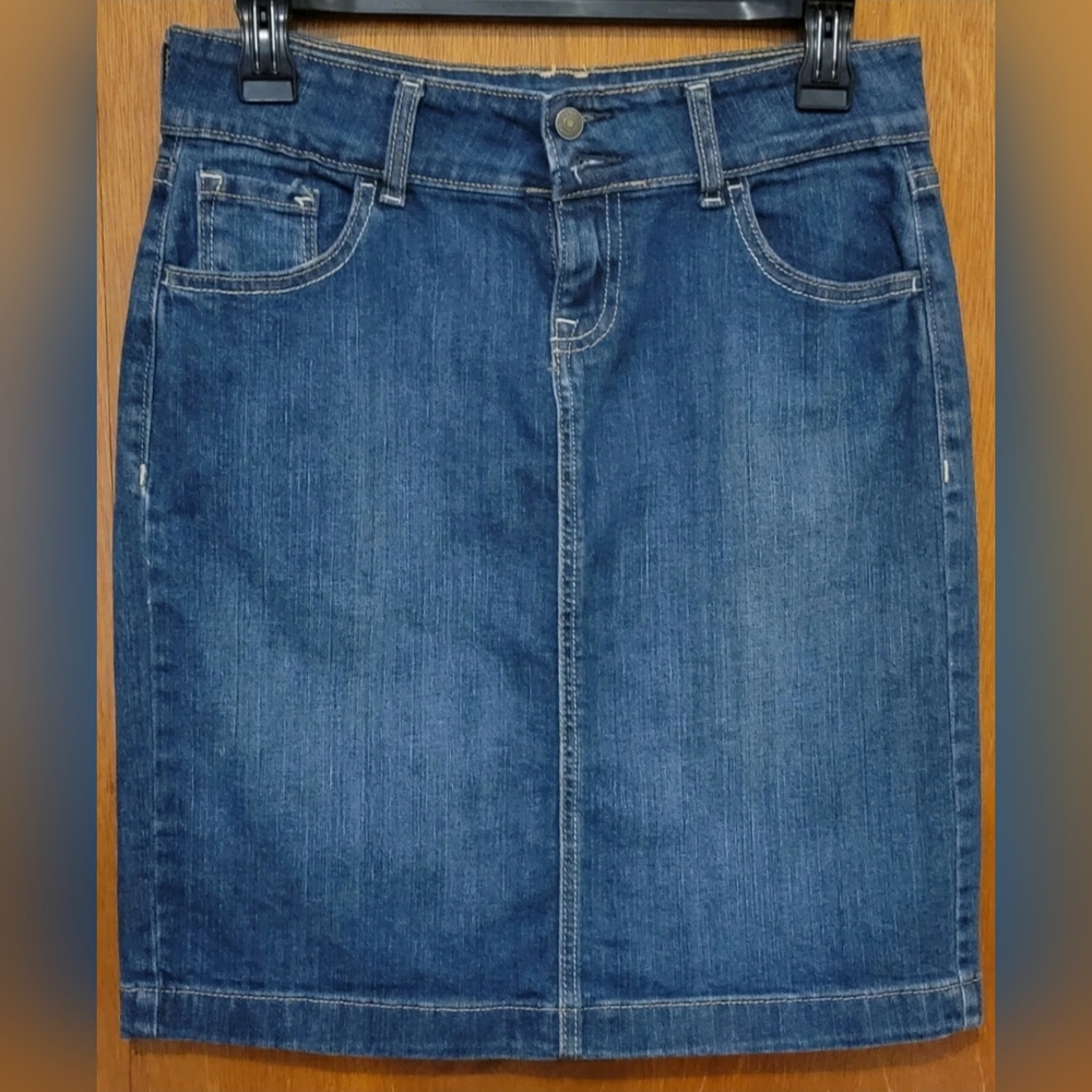 Old Navy Short Blue Denim Straight Pencil Skirt, Size 2, Mint Condition!